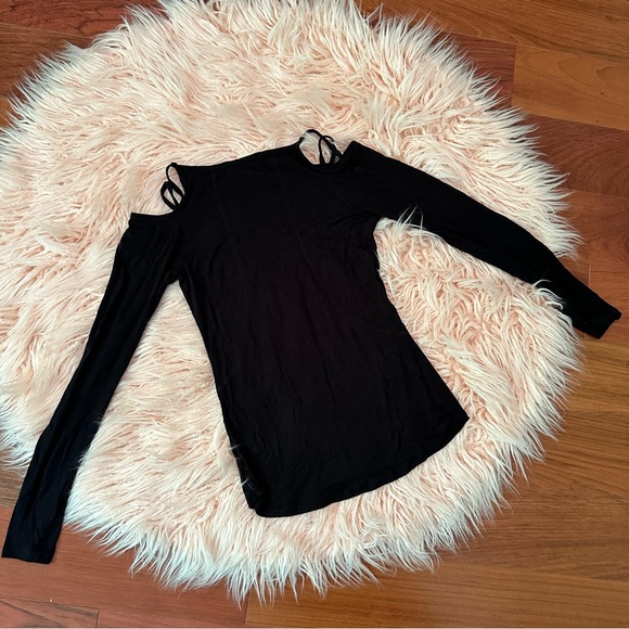 Guess Open Shoulder Top - Picture 4 of 5